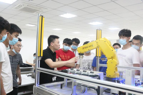 企业工程师进实践课堂。重庆工程学院供图